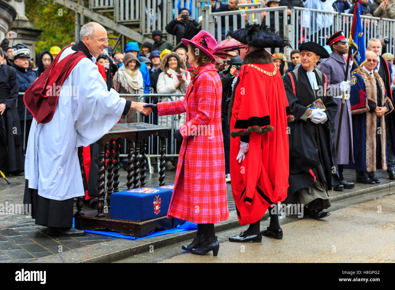 Città di Londra, UK, 12 novembre 2016. Il nuovo Sindaco della città di Londra, Andrew Parmley, e la Signora Sindaco, ricevere la loro benedizione presso la Cattedrale di St Paul durante il signore sindaco di Show 2016, che dispone di oltre 7 mila partecipanti, 150 cavalli, bande, veicoli e carrelli. Credito: Imageplotter News e sport/Alamy Live News Foto Stock