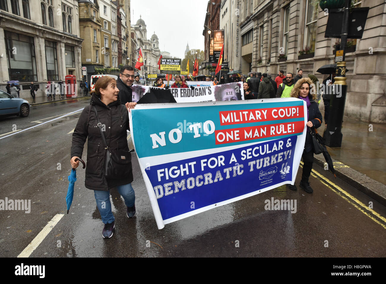 Whitehall, Londra, Regno Unito. 12 novembre 2016. Popolo turco in marzo e di protesta a Londra contro il turco Erdogan di governo Foto Stock