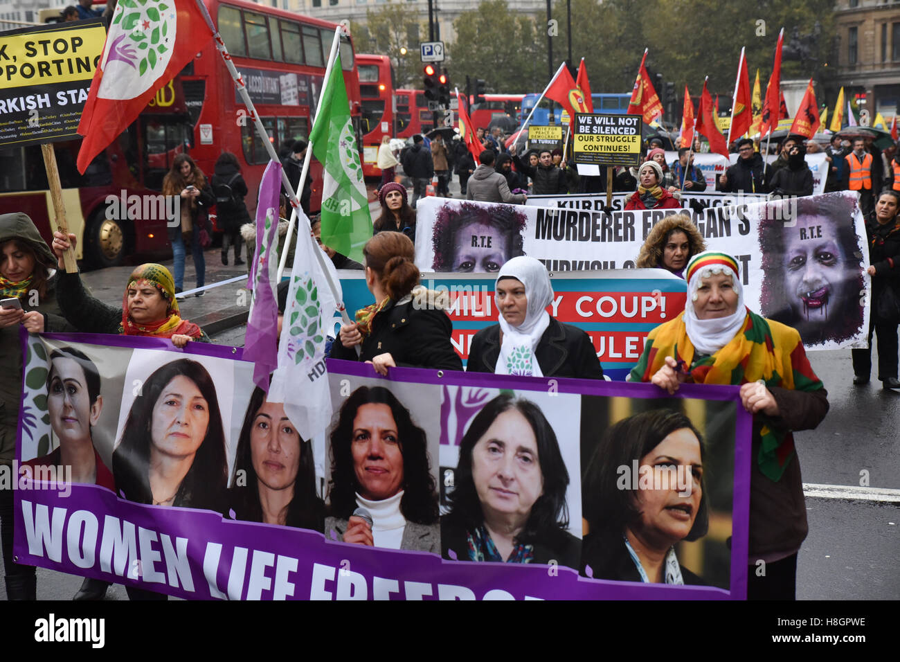Whitehall, Londra, Regno Unito. 12 novembre 2016. Popolo turco in marzo e di protesta a Londra contro il turco Erdogan di governo Foto Stock