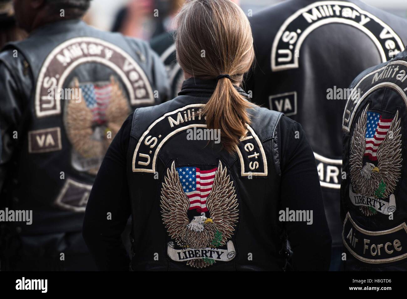 Negli Stati Uniti i veterani militari indossano pelli biker frequentare i veterani giorno cerimonie presso il Cimitero Nazionale di Arlington Novembre 11, 2016 in Arlington, Virginia. Foto Stock