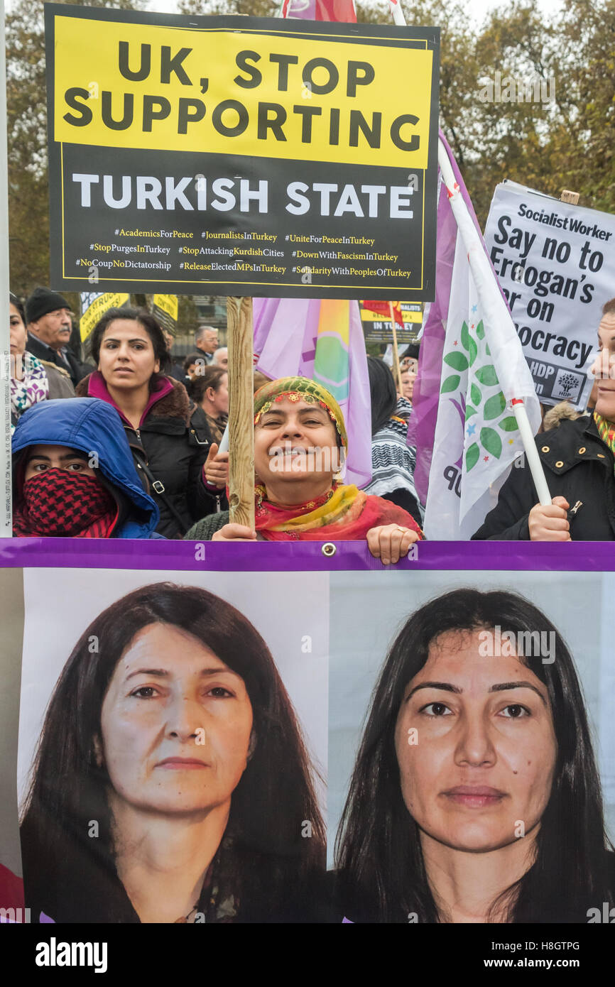 Londra, Regno Unito. 12 novembre 2016. Centinaia di curdi e turchi si riuniscono in piazza del Parlamento a marzo a Londra per difendere la pace e la democrazia in Turchia contro le azioni del Presidente Erdogan. I dimostranti desidera che il governo del Regno Unito a prendere posizione contro la Turchia. Poiché i militari flebile tentativo di colpo di stato di luglio, Erdogan e il suo governo AKP ha imposto uno stato di emergenza, chiusura 170 media outlet, l'arresto 128 giornalisti, spurgando almeno 110.000 lavoratori del settore pubblico inclusi 11.000 insegnanti, bombardato 11 città curda e arrestati sindaci, costringendo 35 città curda in amministrazione Foto Stock