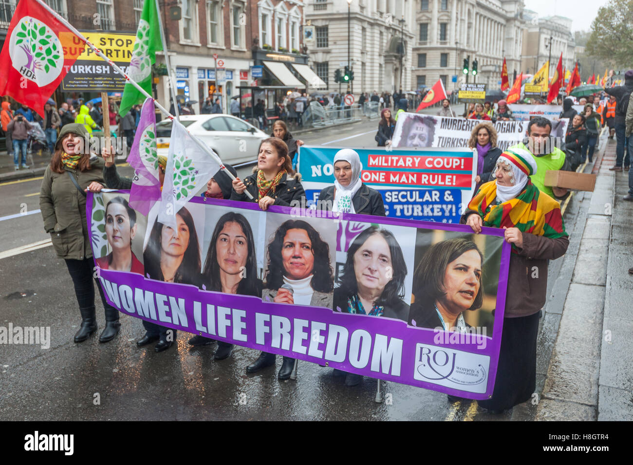 Londra, Regno Unito. 12 novembre 2016. Centinaia di curdi e turchi marzo pacificamente attraverso Londra per difendere la pace e la democrazia in Turchia contro le azioni del Presidente Erdogan. Poiché i militari flebile tentativo di colpo di stato di luglio, Erdogan e il suo governo AKP ha imposto uno stato di emergenza, chiusura 170 media outlet, l'arresto 128 giornalisti, spurgando almeno 110.000 lavoratori del settore pubblico inclusi 11.000 insegnanti, bombardato 11 città curda e arrestati sindaci, costringendo 35 città curda in amministrazione e arrestare almeno 9 deputati dell'opposizione Partito Democratico del Popolo (HDP) includin Foto Stock