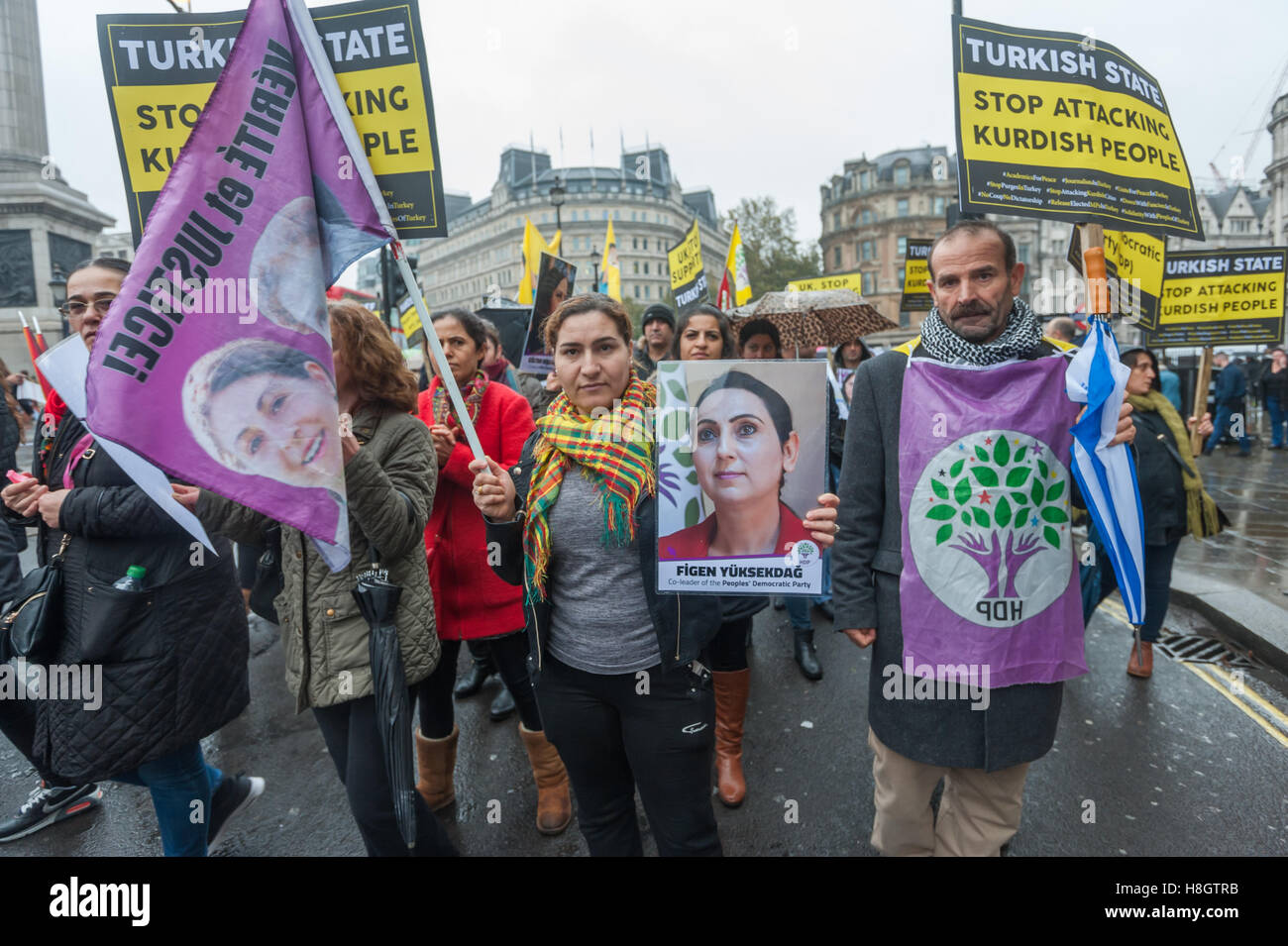 Londra, Regno Unito. 12 novembre 2016. Centinaia di curdi e turchi marzo a Londra per difendere la pace e la democrazia in Turchia contro le azioni del Presidente Erdogan. Alcuni portavano fotografie di 9 deputati dell'opposizione Partito Democratico del Popolo (HDP) compresi i suoi due capi che sono stati arrestati. Poiché i militari flebile tentativo di colpo di stato di luglio, Erdogan e il suo governo AKP ha imposto uno stato di emergenza, chiusura 170 media outlet, l'arresto 128 giornalisti, spurgando almeno 110.000 lavoratori del settore pubblico inclusi 11.000 insegnanti, bombardato 11 città curda e arrestati sindaci, costringendo Foto Stock