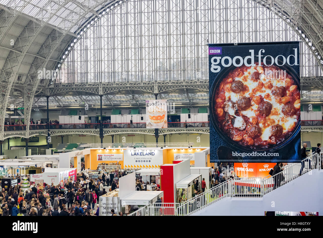 Londra, Regno Unito. 12 Novembre, 2016. Vista la Olympia Grand con vIisitors e banner durante la BBC Good Food Show. Credito: Laura De Meo/ Alamy Live News Foto Stock