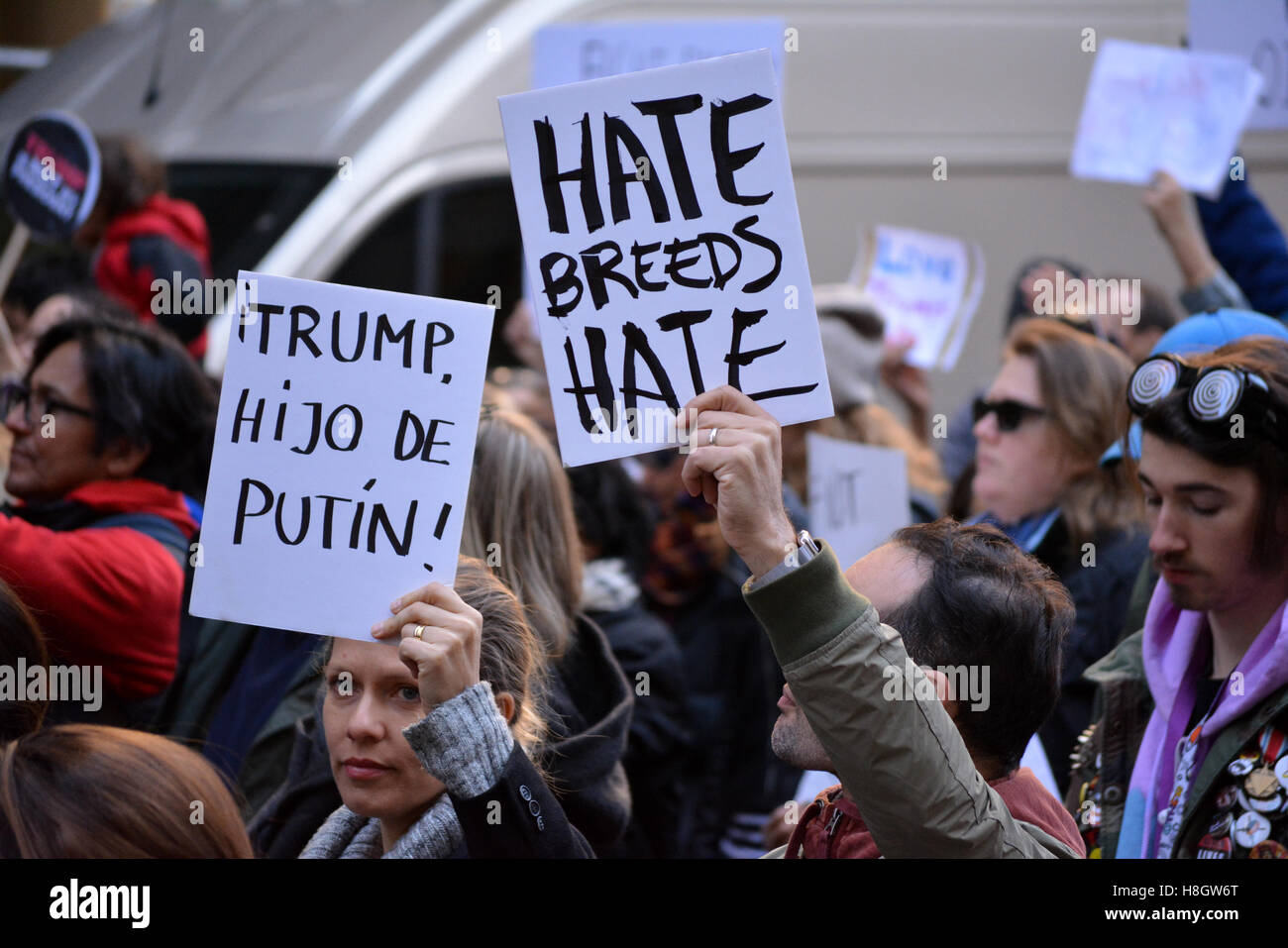 New York, Stati Uniti d'America. Xii Nov, 2016. "Trump non è il mio presidente' marzo nella città di New York. Credito: Christopher Penler/Alamy Live News Foto Stock