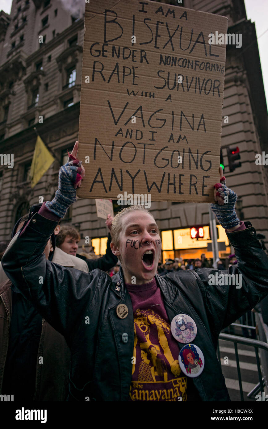 New York, Stati Uniti d'America. Novembre 12, 2016. Una giovane donna urla contro Donald Trump durante un marzo da New York City la Union Square fino la Quinta Avenue al Trump Tower per protestare contro le elezioni di Trump come 45th presidente degli Stati Uniti Credito: Joseph Reid/Alamy Live News Foto Stock
