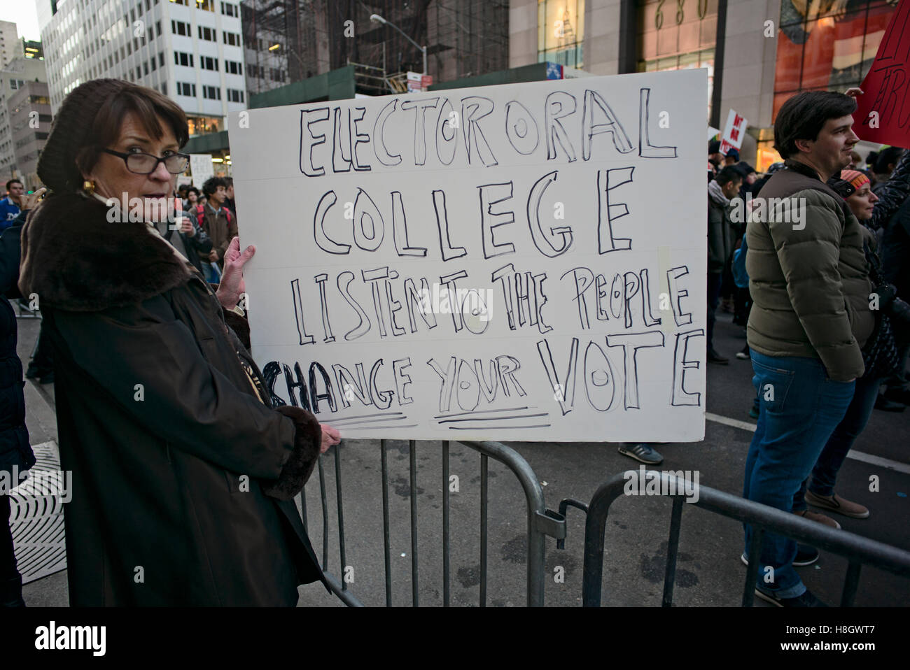 New York, Stati Uniti d'America. Novembre 12, 2016. Donna Holding firmano sollecitando collegio elettorale di respingere Donald Trump come presidente, durante il mese di marzo da New York City la Union Square fino la Quinta Avenue al Trump Tower per protestare contro le elezioni di Trump come 45th presidente degli Stati Uniti Credito: Joseph Reid/Alamy Live News Foto Stock