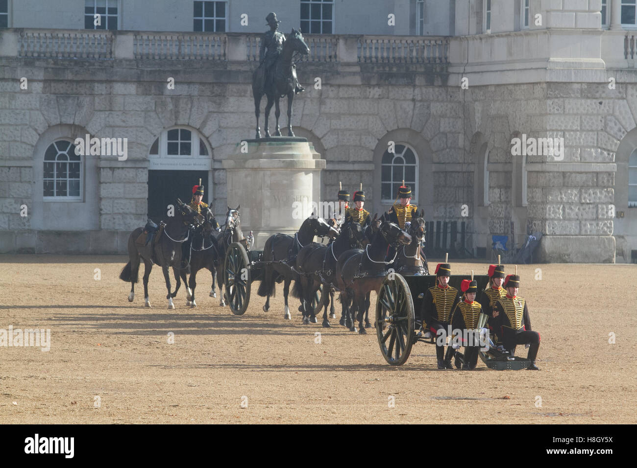 Londra REGNO UNITO.13 novembre 2016. Re della truppa royal cavallo artiglieria pistola a salutare la sfilata delle Guardie a Cavallo prima dei 2 minuti di silenzio rispetto a il cenotafio in Whitehall Credito: amer ghazzal/Alamy Live News Foto Stock