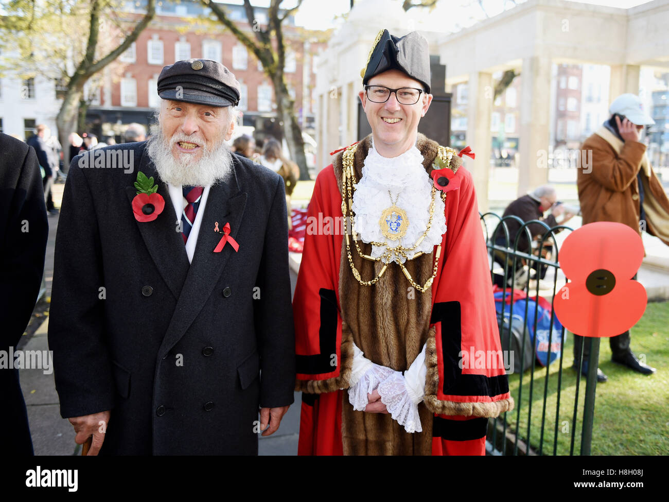 Brighton, Sussex, Regno Unito. 13 novembre 2016. 93 anni ex istruttore RAF durante la seconda guerra mondiale George Montague (a sinistra) conosciuto localmente e l'autore del più vecchio gay del villaggio) Con il Sindaco di Brighton Cllr Pete West al Brighton and Hove Act of Remembrance Service tenutosi al War Memorial nel Old Steine Today Credit: Simon Dack/Alamy Live News Foto Stock