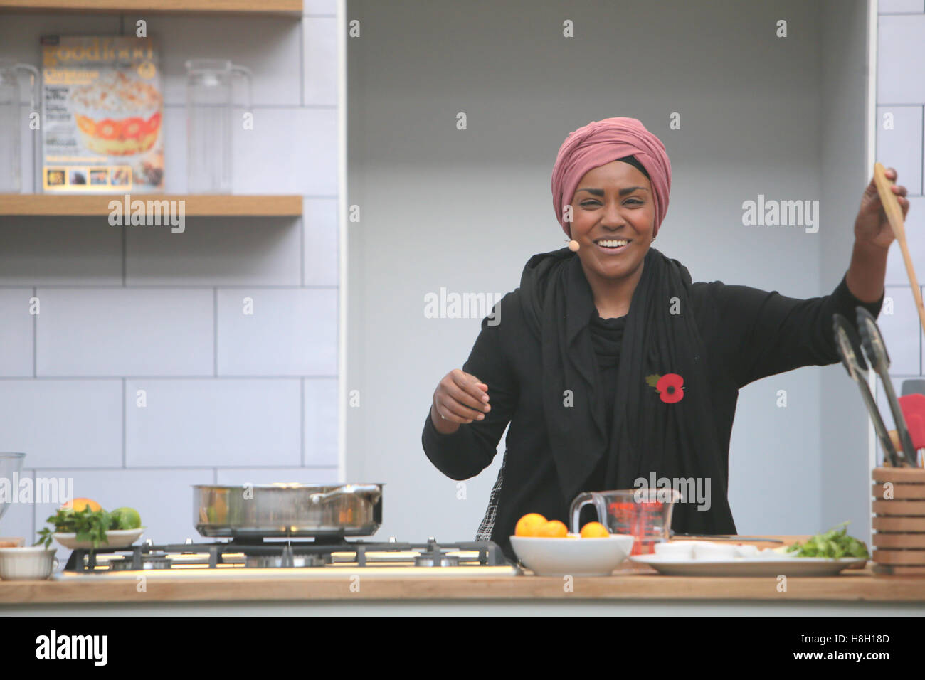 Londra REGNO UNITO 13 novembre 2016 London Olympia hosting BBC Good Food Show con Nadiya Hussain vincitore del Great British precotti 2015.Il suo primo libro di cucina, Nadiya la cucina è stata appena pubblicata con il suo libro per bambini, cuocere per me una storia slated per la pubblicazione nel settembre 2016. Aggiunto per i suoi libri, Nadiya è un giornalista di tempi e di Essentials. Nadiya è anche scrivendo una serie di donne contemporanee di romanzi di fantascienza con la prima di essere rilasciato nel 2017. La cottura dal vivo su BBC Good Food stadio alla BBC Good Food Show 2016. Credito: Paolo Quezada-Neiman/Alamy Live News Foto Stock