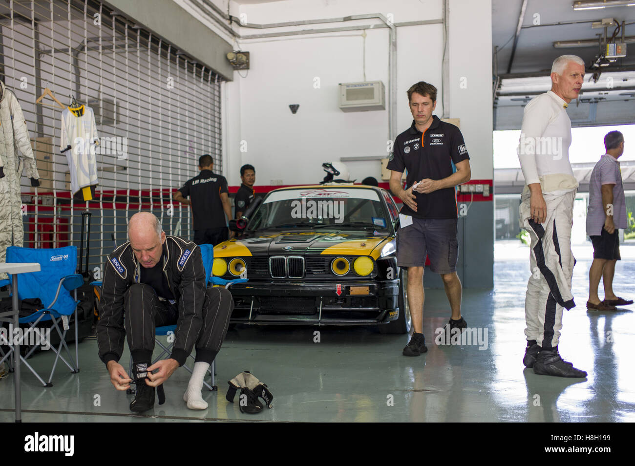 Kuala Lumpur, Malesia. Xii Nov, 2016. I partecipanti nel paddock per preparare dell'Asia Classic Car Challenge sul circuito di Sepang il 12 novembre 2016 a Kuala Lumpur, Malesia. © Chris Jung/ZUMA filo/Alamy Live News Foto Stock