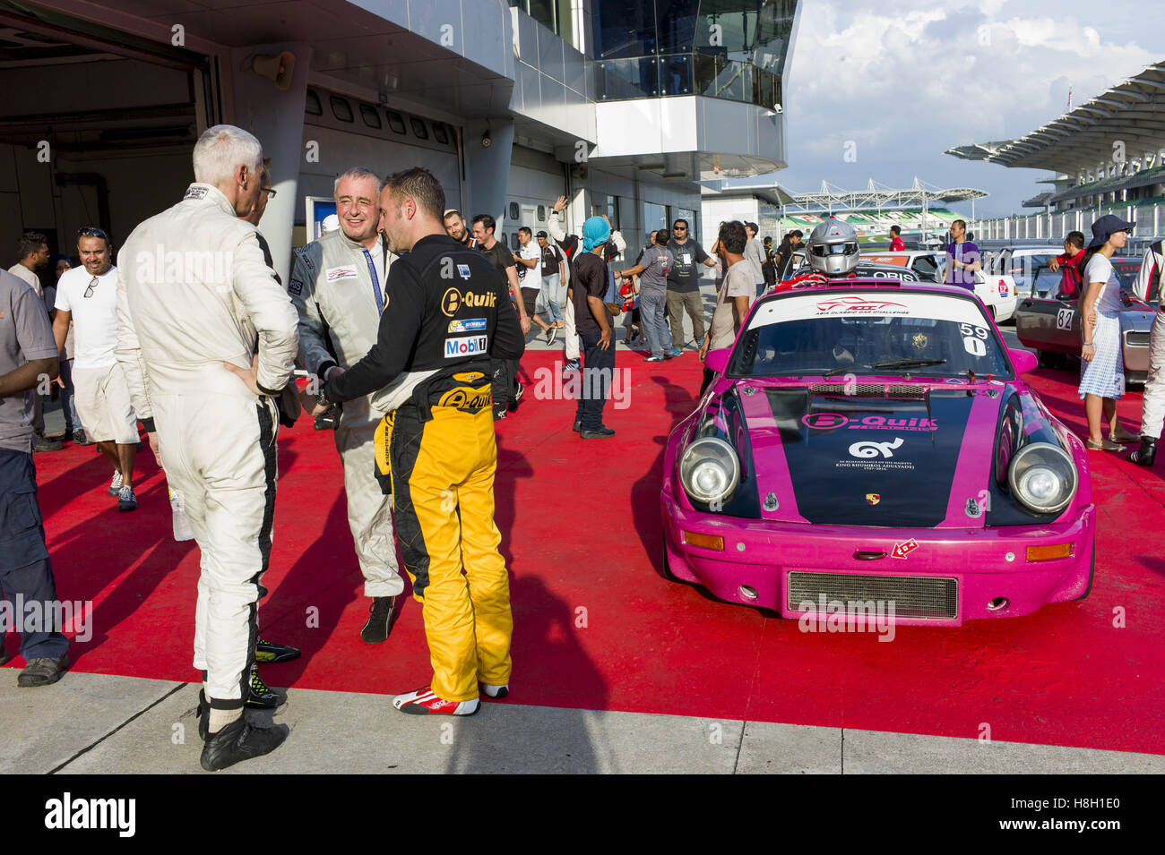 Kuala Lumpur, Malesia. Xii Nov, 2016. Celebrare i partecipanti alla fine dell'auto classica gara durante l'Asia Classic Car Challenge sul circuito di Sepang il 12 novembre 2016 a Kuala Lumpur, Malesia. © Chris Jung/ZUMA filo/Alamy Live News Foto Stock