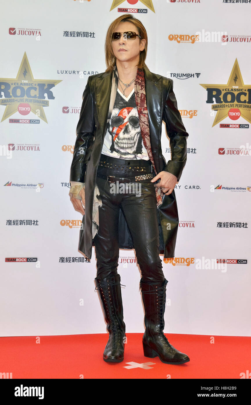 Tokyo, Giappone. Xi Nov, 2016. Yoshiki Hayashi di X Japan pone sul tappeto rosso per la Classic Rock Awards 2016 al Ryogoku Kokugikan su Novembre 11, 2016 a Tokyo, Giappone. | In tutto il mondo di utilizzo © dpa/Alamy Live News Foto Stock