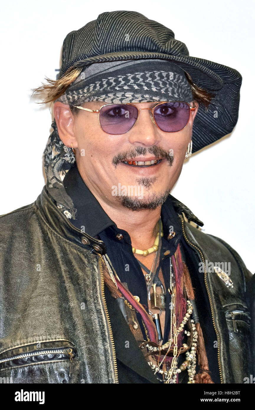 Tokyo, Giappone. Xi Nov, 2016. Johnny Depp pone sul tappeto rosso per la Classic Rock Awards 2016 al Ryogoku Kokugikan su Novembre 11, 2016 a Tokyo, Giappone. | In tutto il mondo di utilizzo © dpa/Alamy Live News Foto Stock