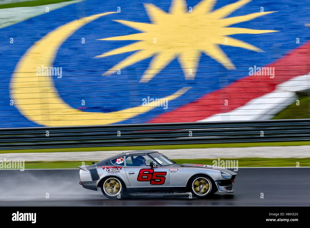 Douglas Khoo guida del (65) Datsun 260Z sulla via durante l'Asia Classic Car Challenge sul circuito di Sepang il 12 novembre 2016 a Kuala Lumpur, Malesia. Foto Stock