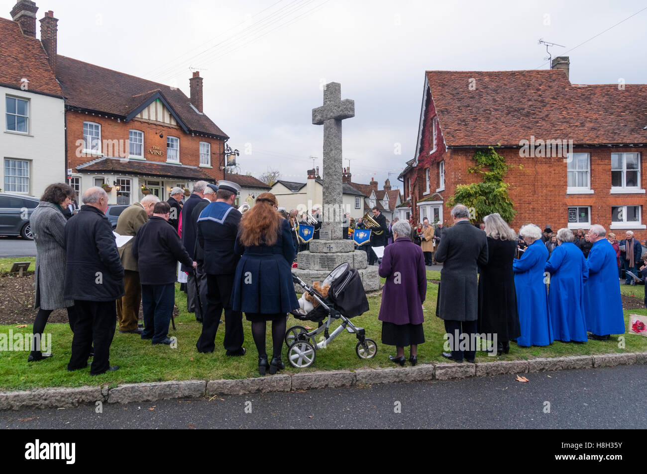 Grande Bardfield Braintree Essex REGNO UNITO 13 novembre 2016. Gli abitanti del villaggio e il villaggio brass band sono guidati in un servizio di ricordo presso il villaggio memoriale di guerra dal vicario di grande Bardfield il reverendo dottor Robert Beaken per commemorare quelle village Credit: William Edwards/Alamy Live News Foto Stock