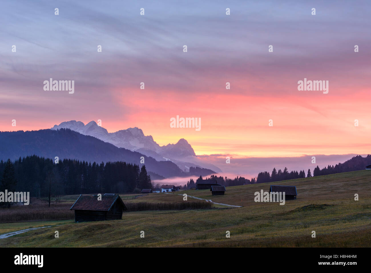 Krün: malga Alp, montagna Wetterstein, nebbia, Oberbayern, Alta Baviera, Baviera, Baviera, Germania Foto Stock