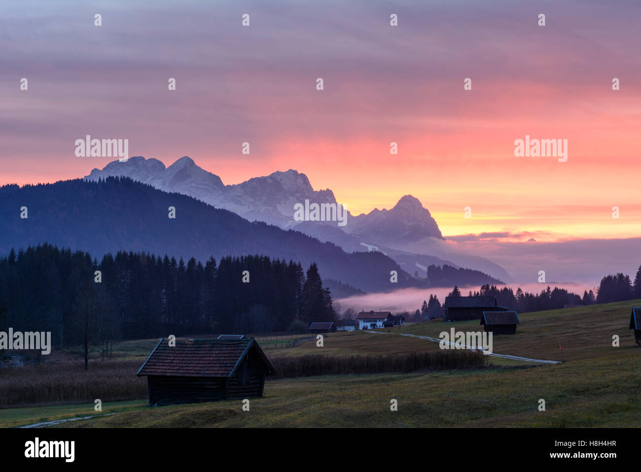 Krün: malga Alp, montagna Wetterstein, nebbia, Oberbayern, Alta Baviera, Baviera, Baviera, Germania Foto Stock
