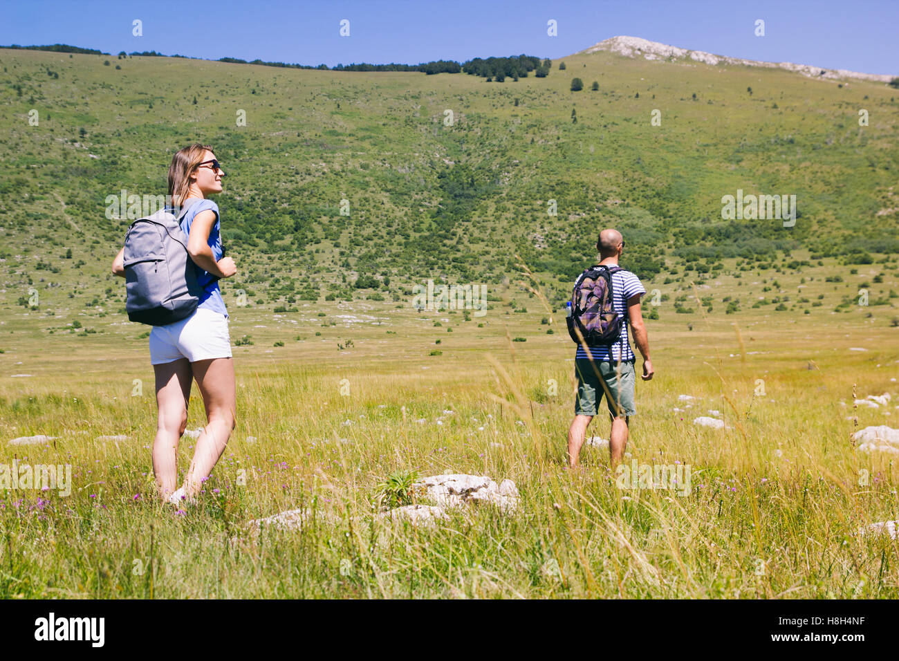 Coppia giovane escursionismo a piedi nella natura Foto Stock