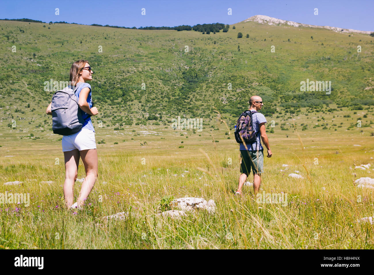 Coppia giovane escursionismo a piedi nella natura Foto Stock