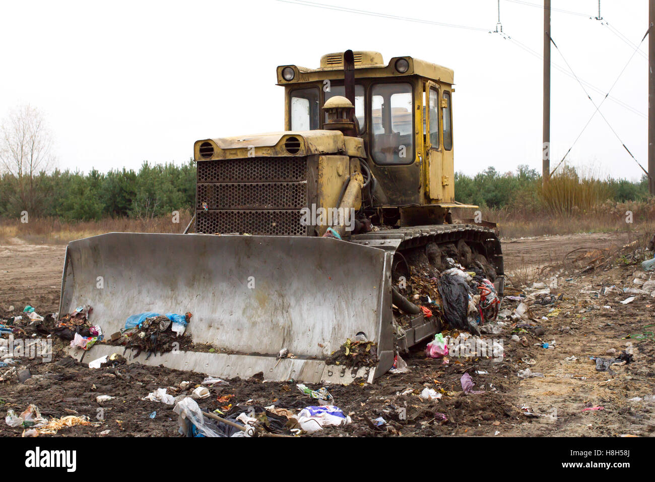 Pesanti veicoli cingolati genera il cumulo di rifiuti di plastica interrotta in discarica al di fuori della citta'. La separazione dei rifiuti è richiesto. Lviv c Foto Stock