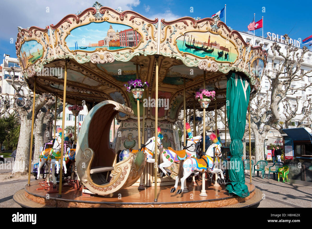 Frankreich, Cote d Azur, Cannes, Kinderkarussel vor dem Hotel Splendid Foto Stock