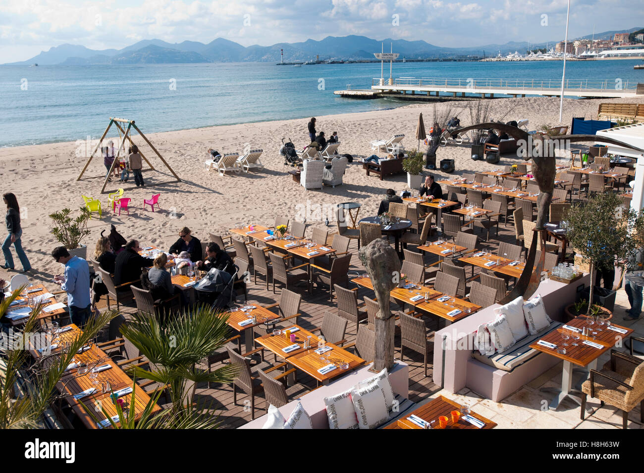 Frankreich, Cote d Azur, Cannes, Boulevard de la Croisette, elegante Strandrestaurants an der Flanierpromenade Foto Stock