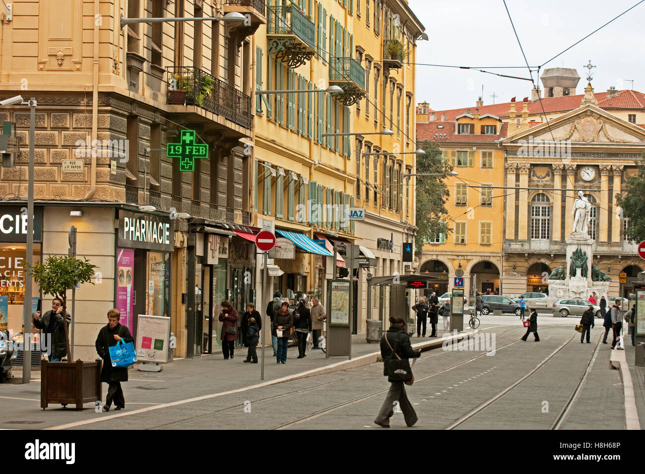 Frankreich, Cote d Azur, Nizza, Avenue Republique mit Blick auf die Garibaldi-Statue auf die Place Garibaldi. Foto Stock