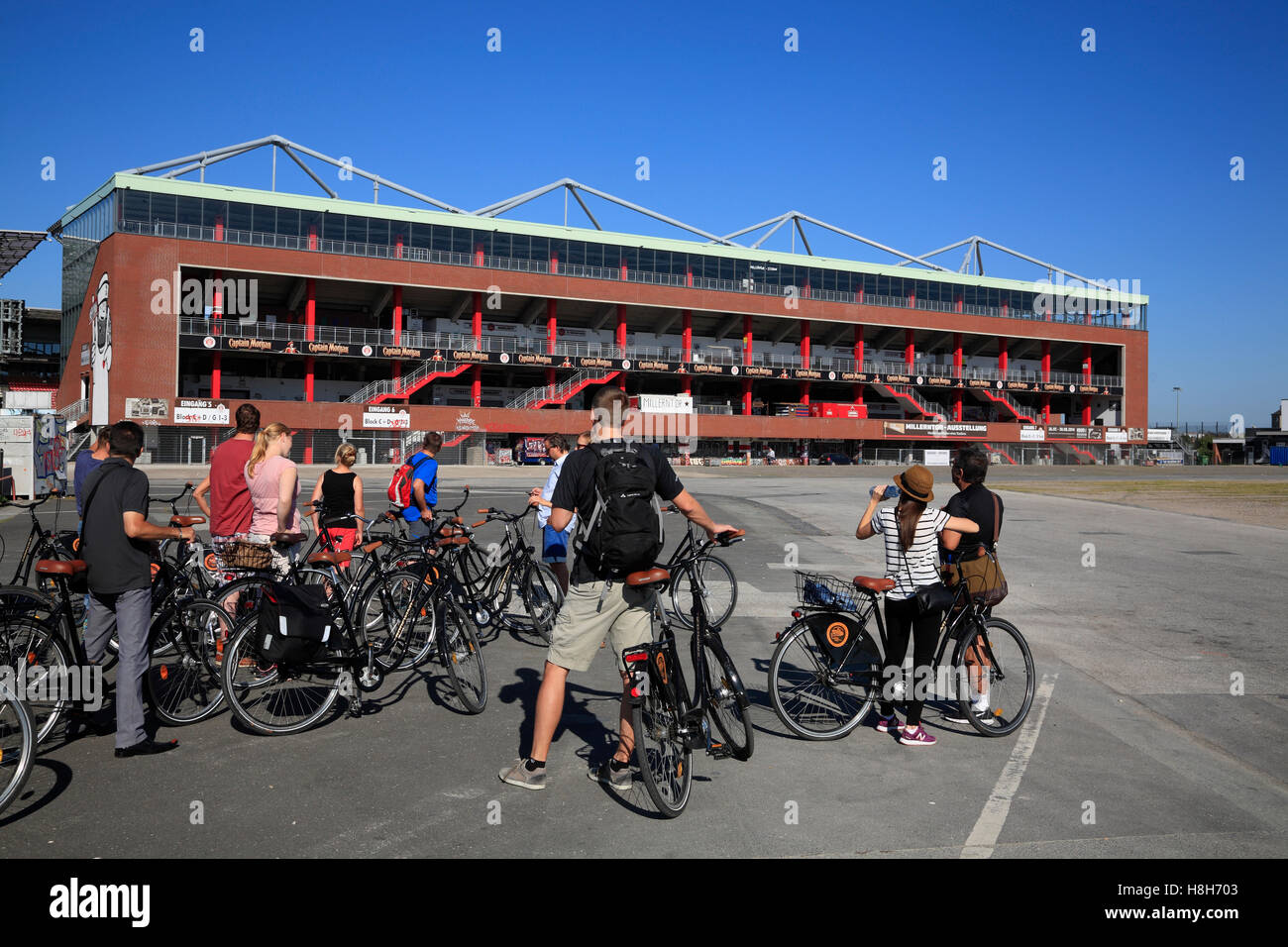 Tour guidato in bicicletta a Millertor-Stadium del club calcistico FC St Pauli, Heiligengeistfeld, Amburgo, Germania, Europa Foto Stock