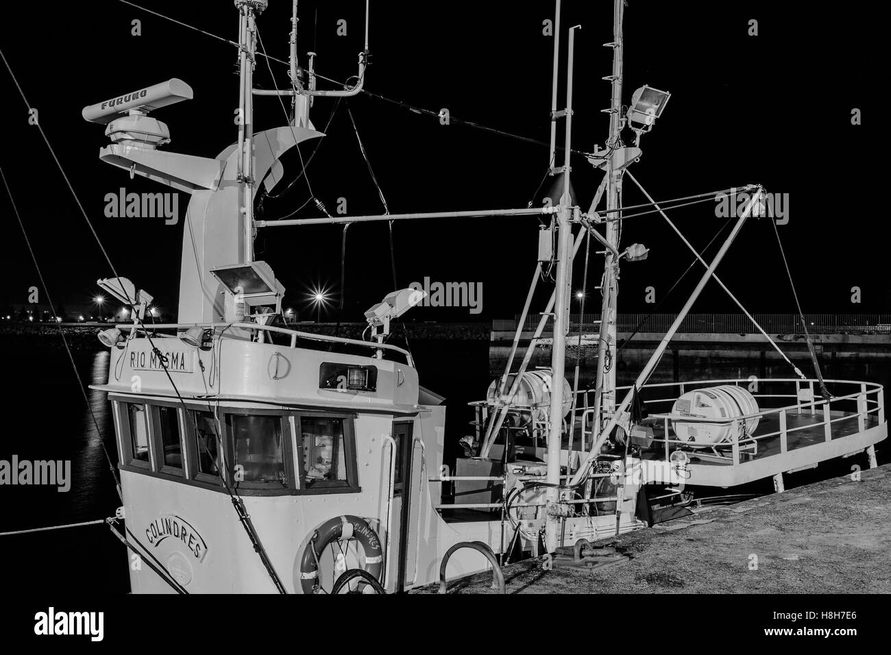 La pesca in barca ormeggiata in banchina a bassa marea in Colindres Cantabria, Spagna, Europa. Foto Stock