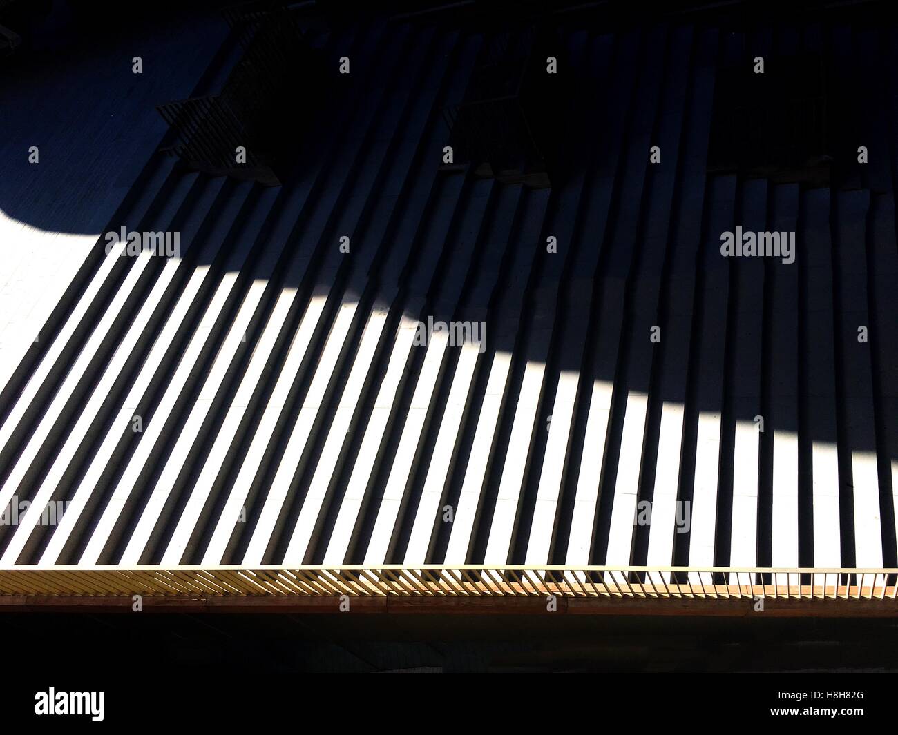 Bianco e nero strisce di ombra. Grafico strutturale ombra cade da semi tetto aperto. Foto Stock