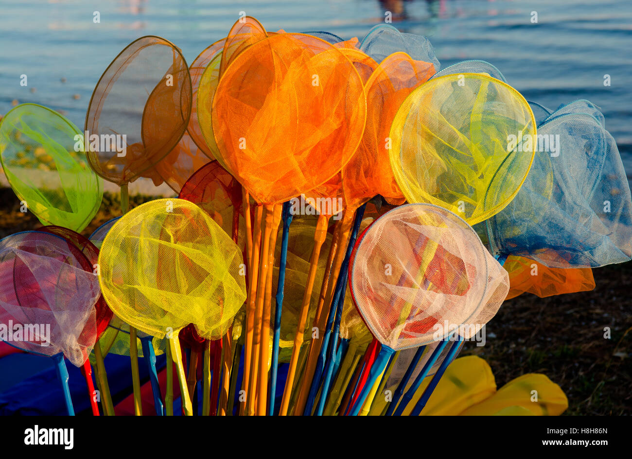 Colorate le reti da pesca in stallo del mercato Foto Stock