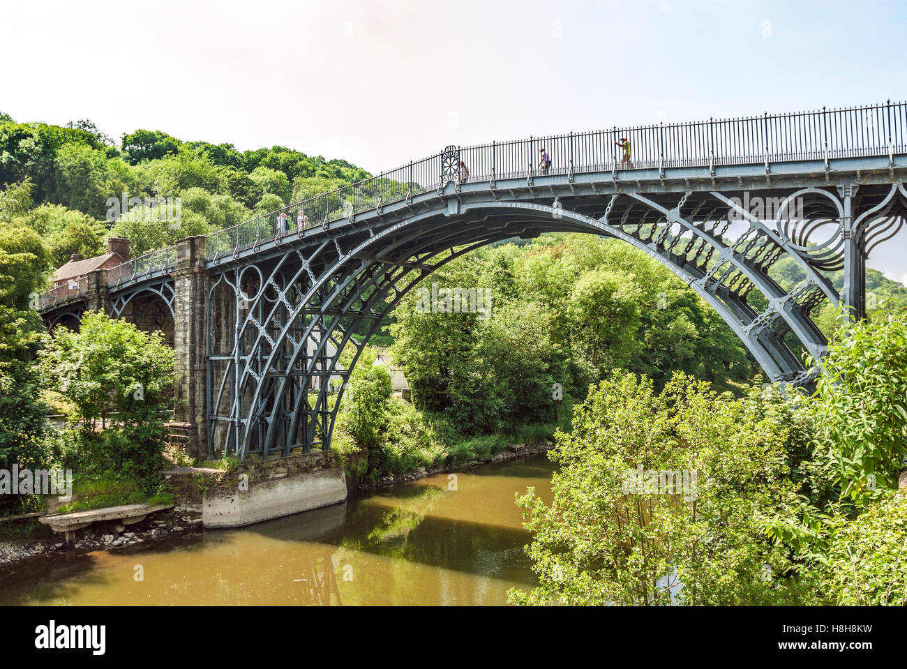 Il ponte di ferro attraversa il fiume Severn a Ironbridge Gorge, dal villaggio di Ironbridge, nello Shropshire, Inghilterra. Foto Stock