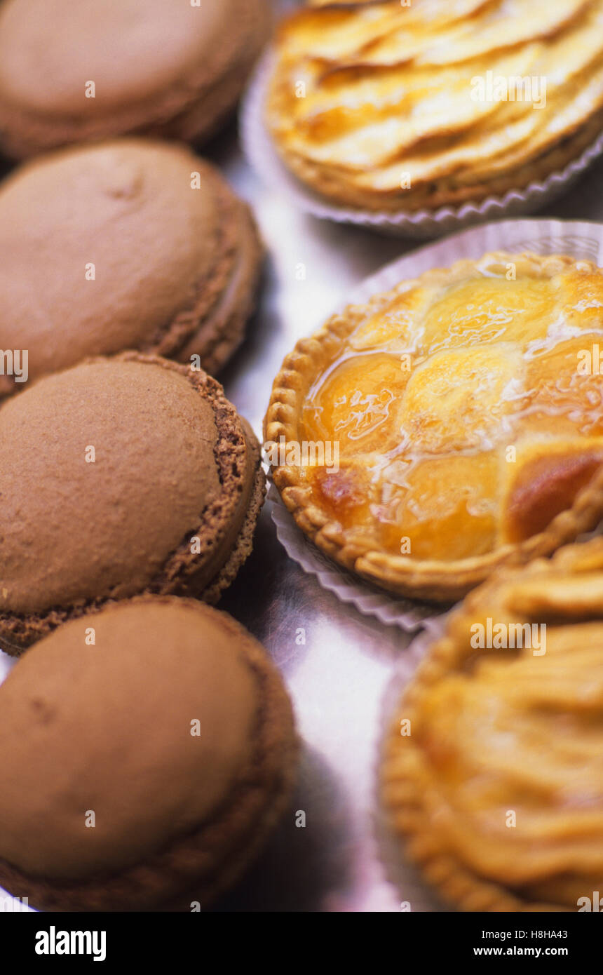 Varietà di piccole torte, torte, dolci, specialità di pasticceria, Francia Foto Stock