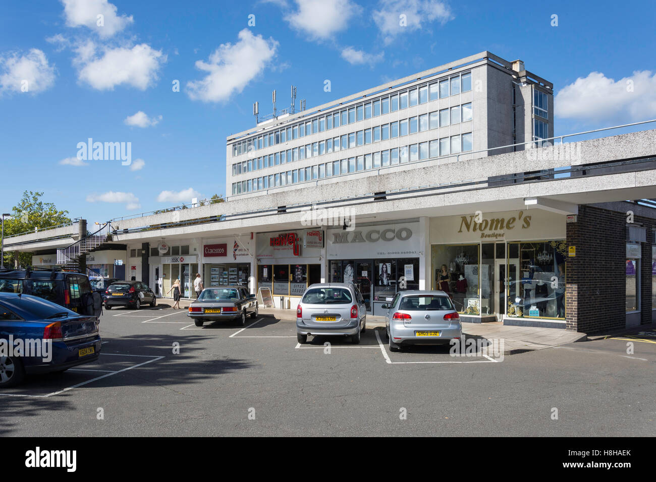 Sfilata di negozi, Old Woking Road, West Byfleet, Surrey, England, Regno Unito Foto Stock