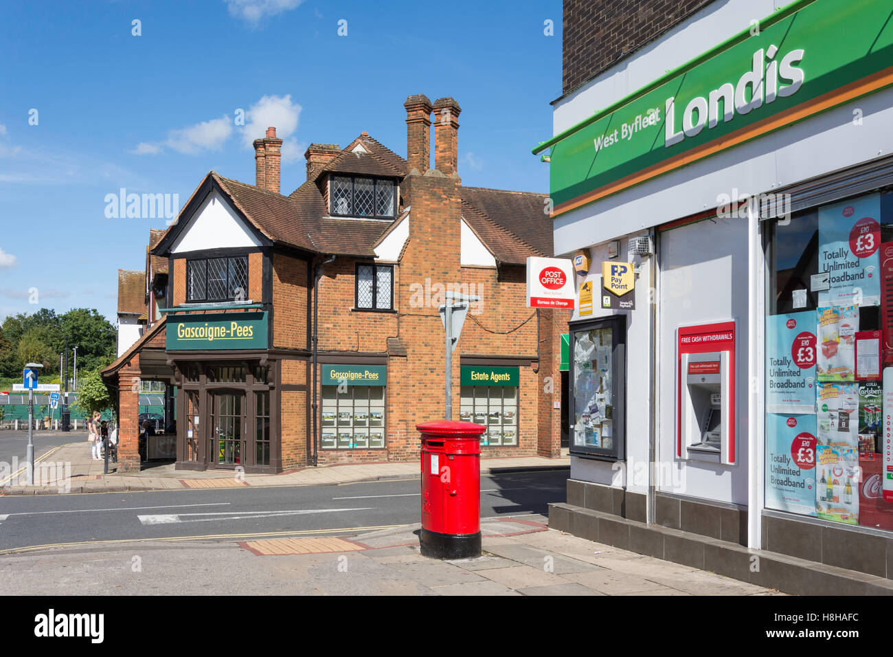 Negozi locali, Station Approach, West Byfleet, Surrey, England, Regno Unito Foto Stock
