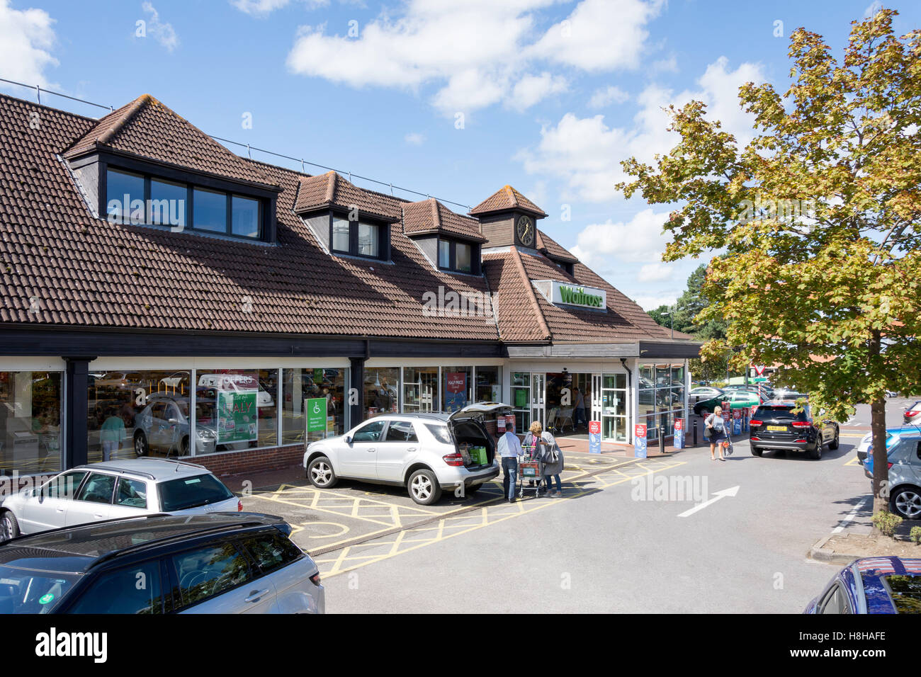 Waitrose Supermarket, Station Approach, West Byfleet, Surrey, England, Regno Unito Foto Stock