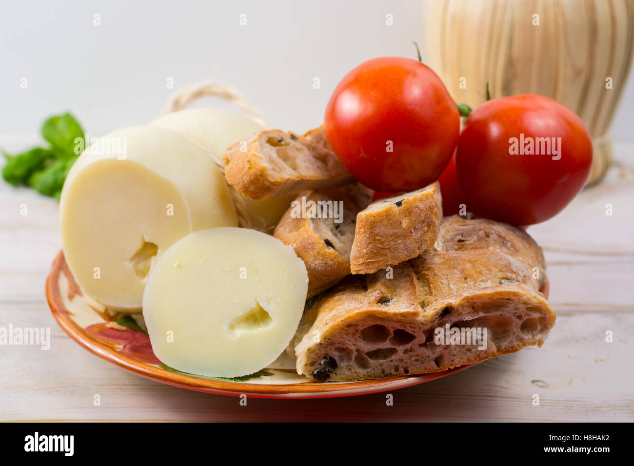 Miglior cibo italiano - freschi il caciocavallo, pecorino, parmesane formaggio sulla piastra in ceramica Foto Stock