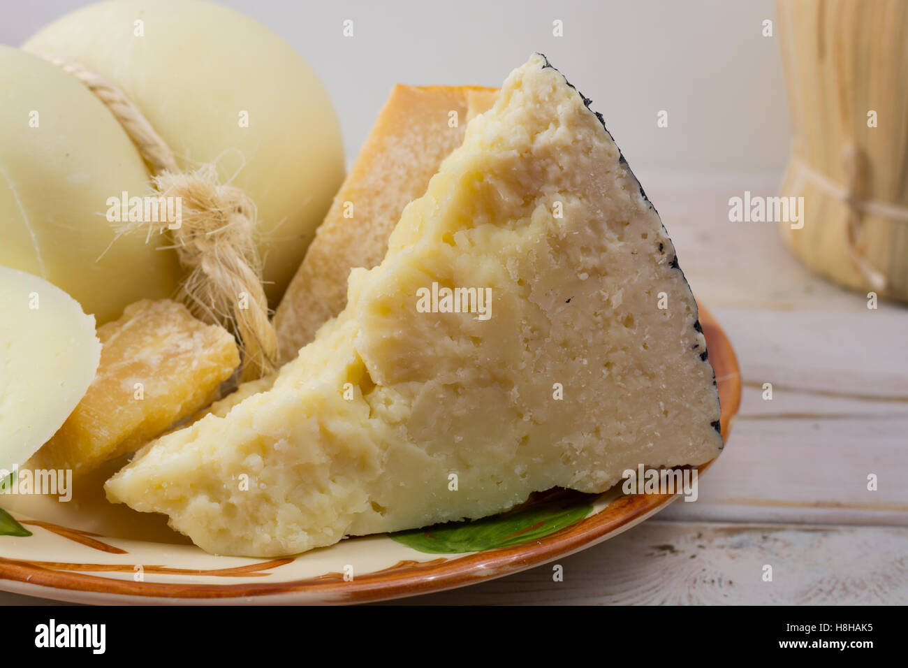 Miglior cibo italiano - freschi il caciocavallo, pecorino, parmesane formaggio sulla piastra in ceramica Foto Stock