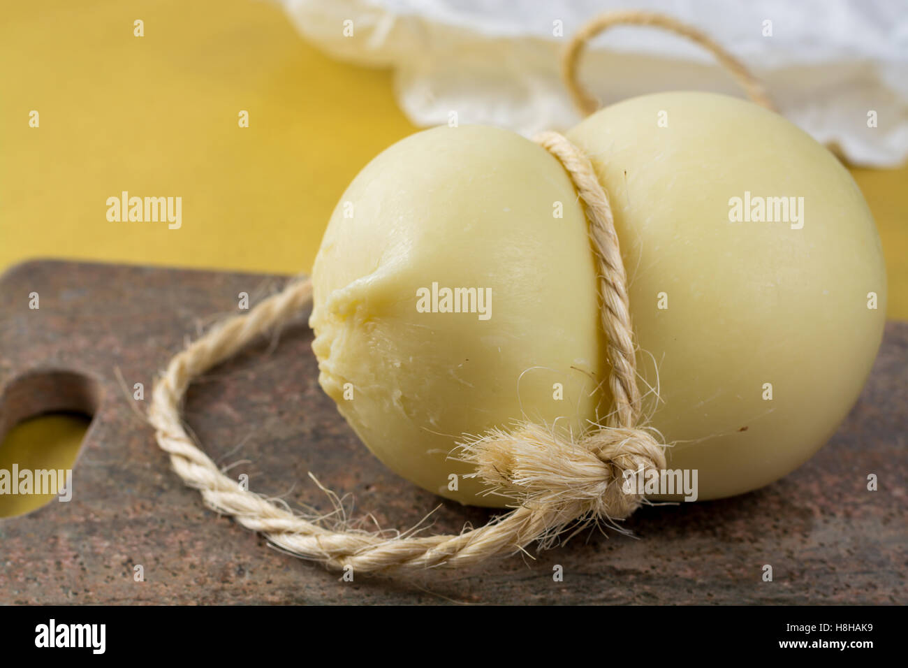 Miglior cibo italiano - fresco formaggio caciocavallo su sfondo di granito Foto Stock