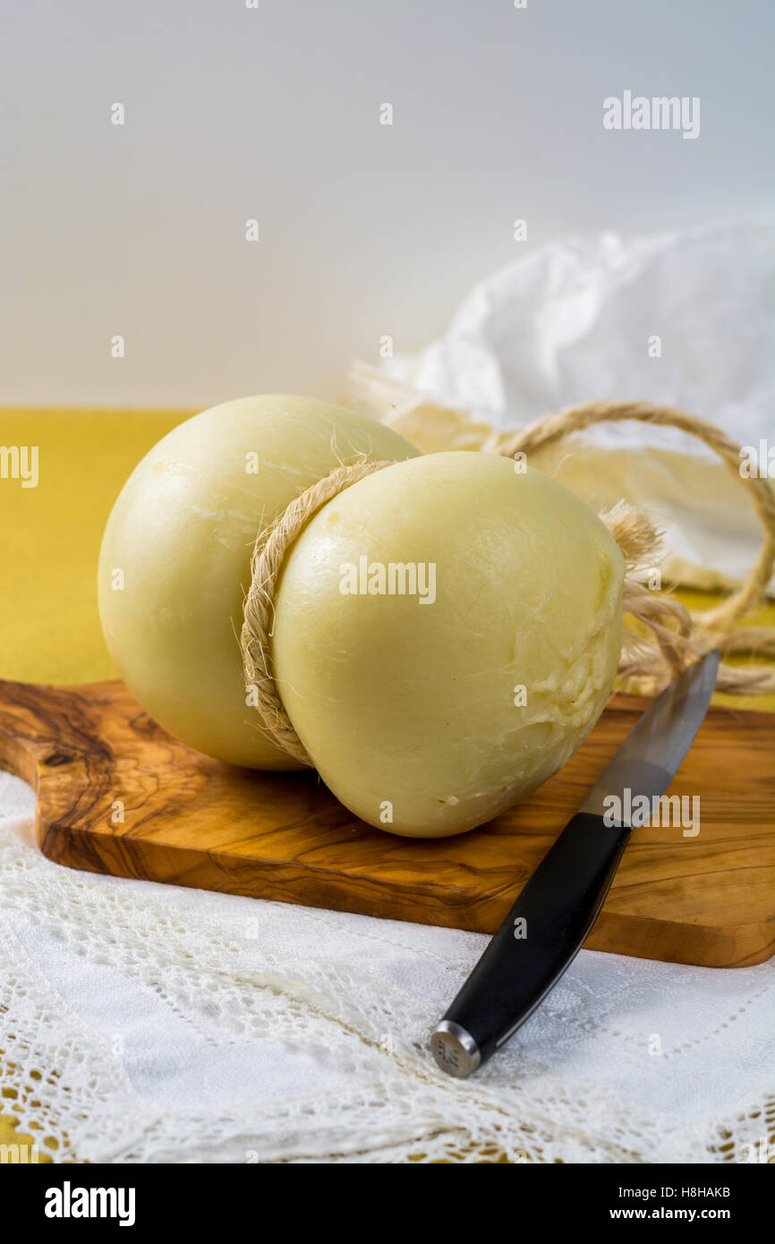 Miglior cibo italiano - fresco formaggio caciocavallo di olive wood board Foto Stock