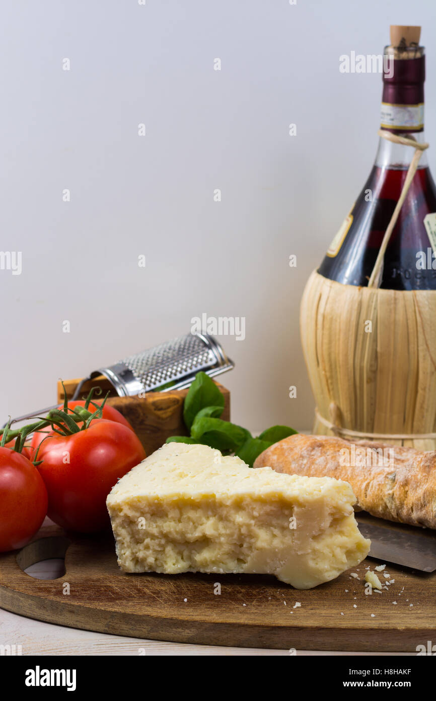 Miglior cibo italiano - formaggio pecorino fresco di olive wood board Foto Stock