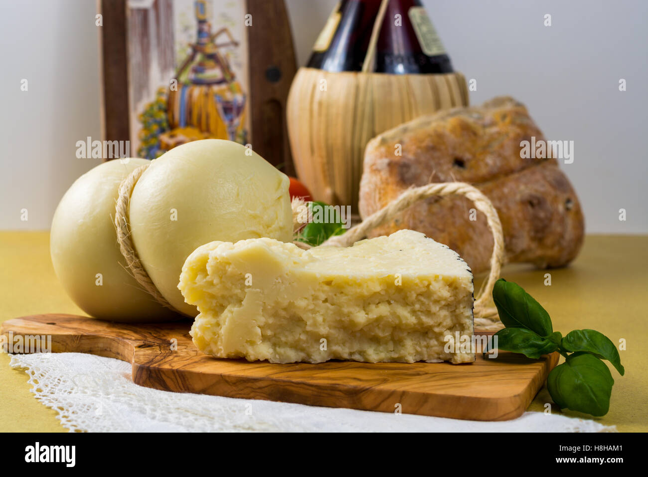 Miglior cibo italiano - freschi il caciocavallo e pecorino di olive wood board Foto Stock