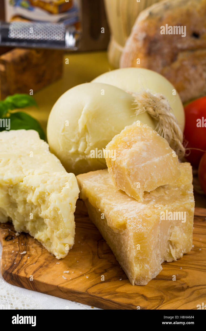 Miglior cibo italiano - freschi il caciocavallo, pecorino, pamesan formaggio e pomodori Foto Stock
