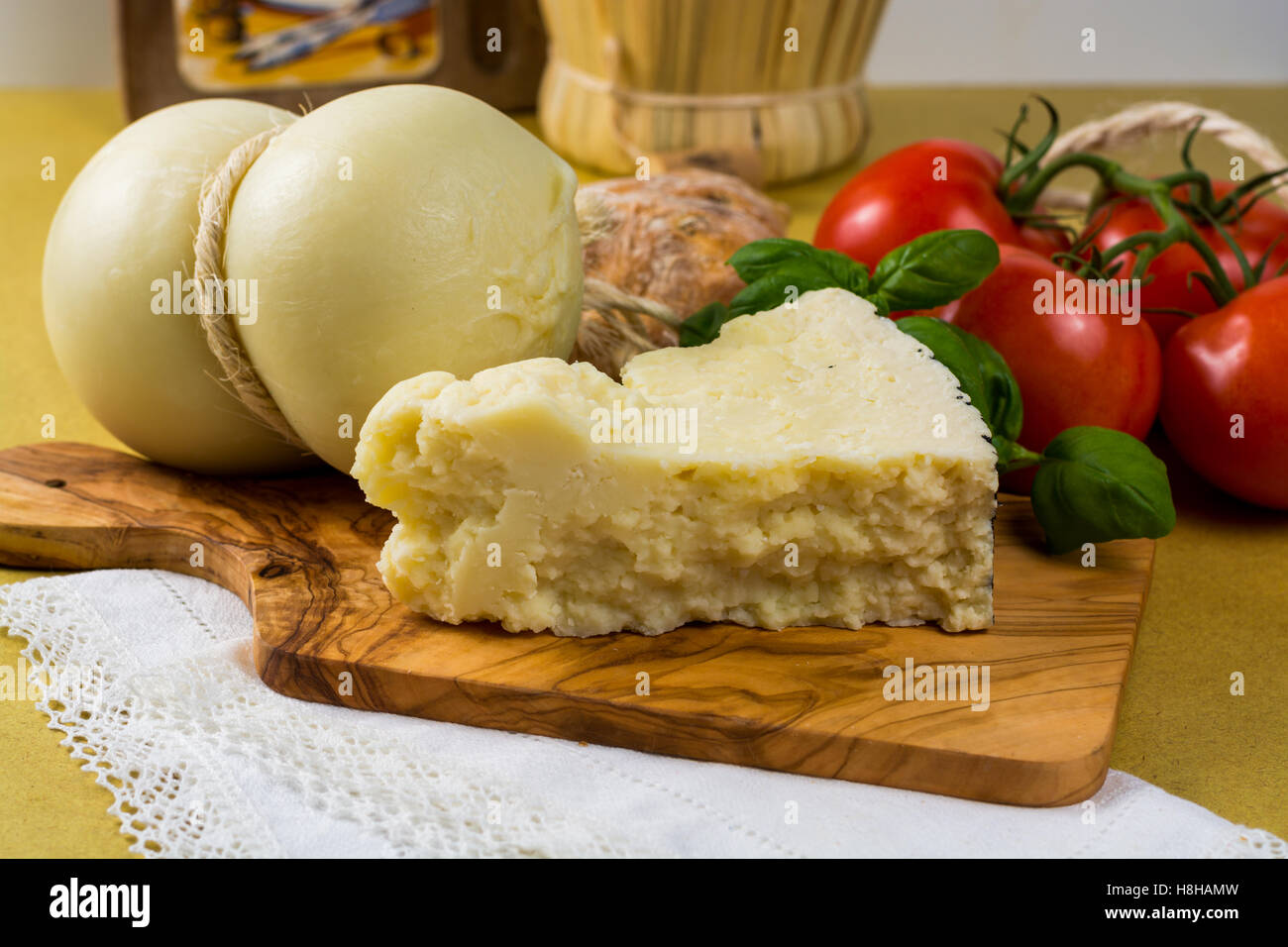 Miglior cibo italiano - freschi il caciocavallo e pecorino di olive wood board Foto Stock
