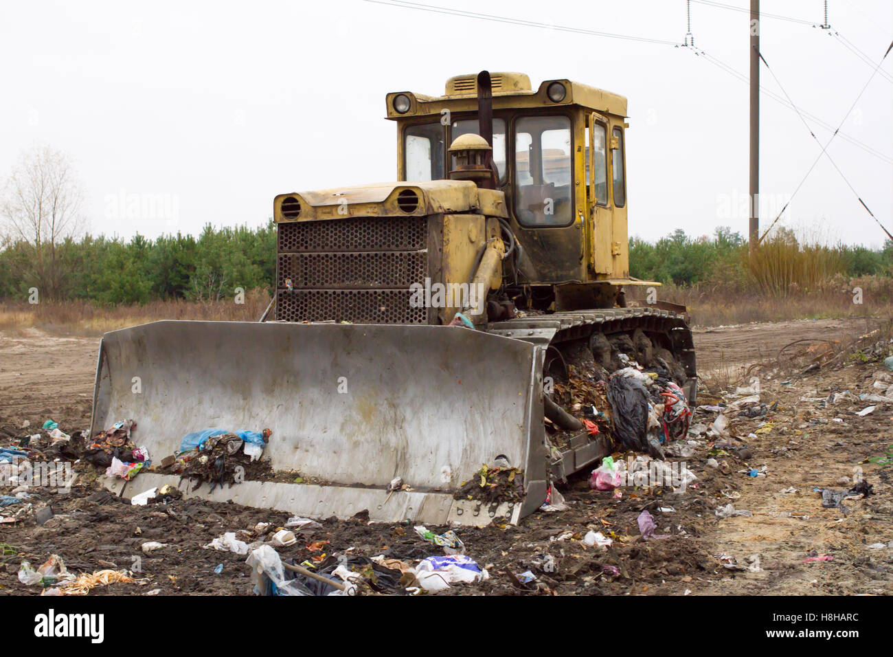 Pesanti veicoli cingolati genera il cumulo di rifiuti di plastica interrotta in discarica al di fuori della citta'. La separazione dei rifiuti è richiesto. Lviv c Foto Stock