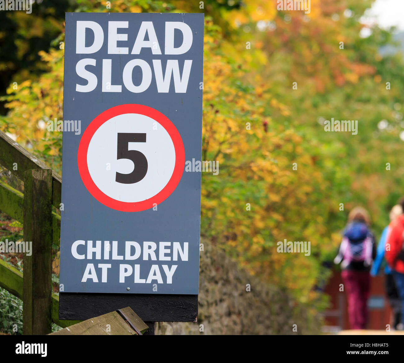 Dead rallentare i bambini a giocare a firmare Foto Stock