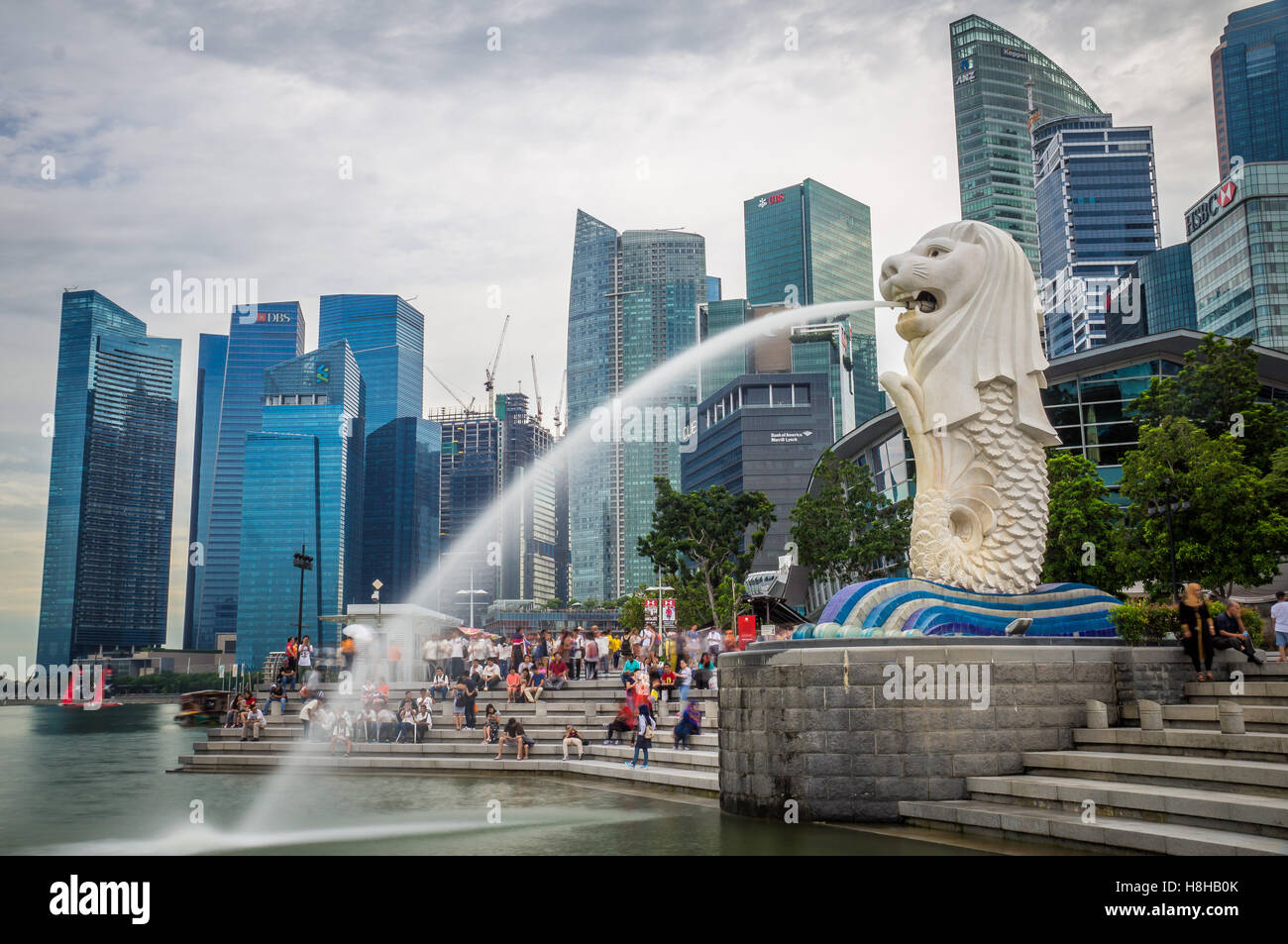 Merlion nel porto di Singapore Foto Stock