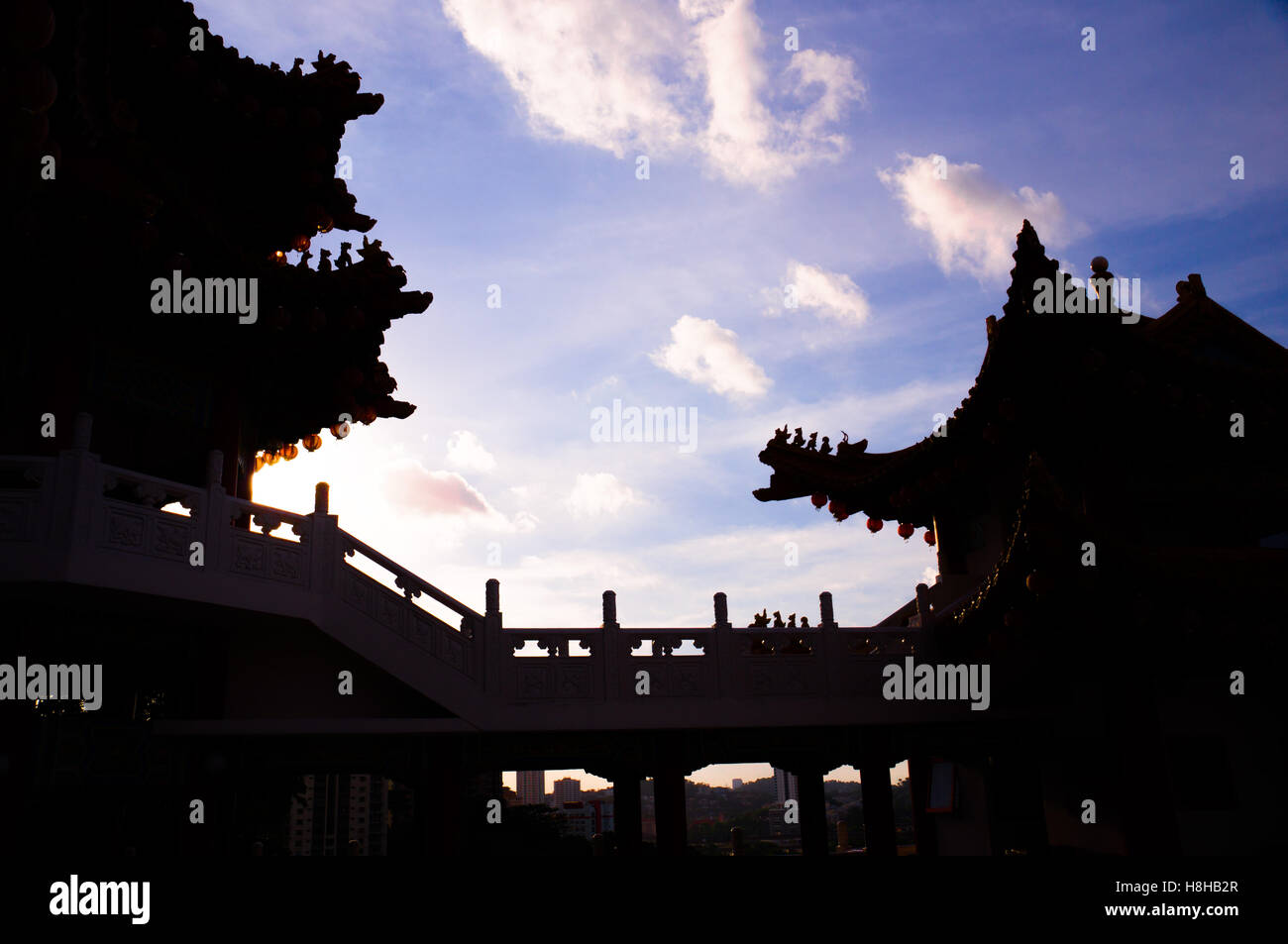 Silhouette di un tempio cinese Foto Stock