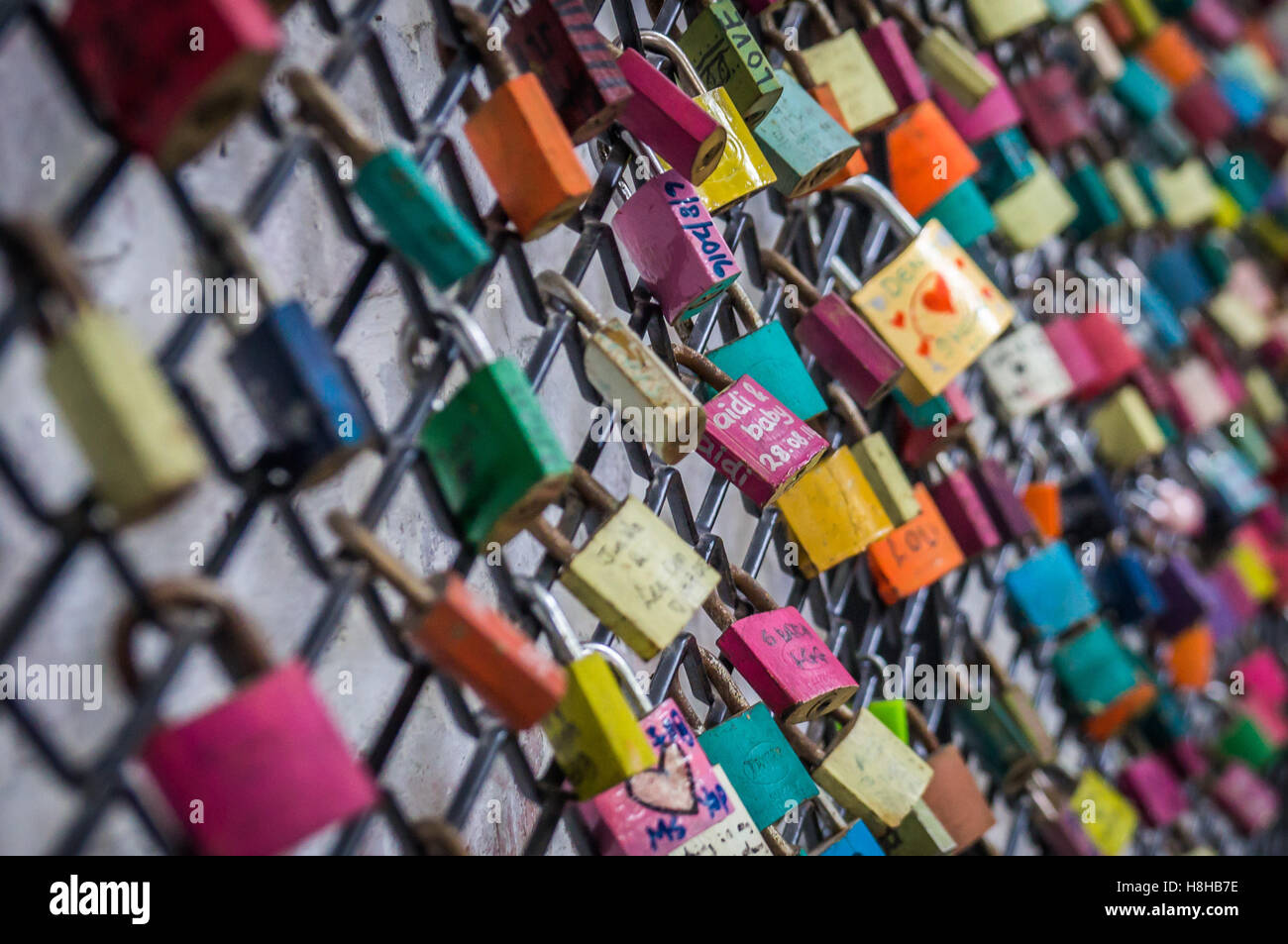 Lucchetti sul recinto come simbolo di amore Foto Stock